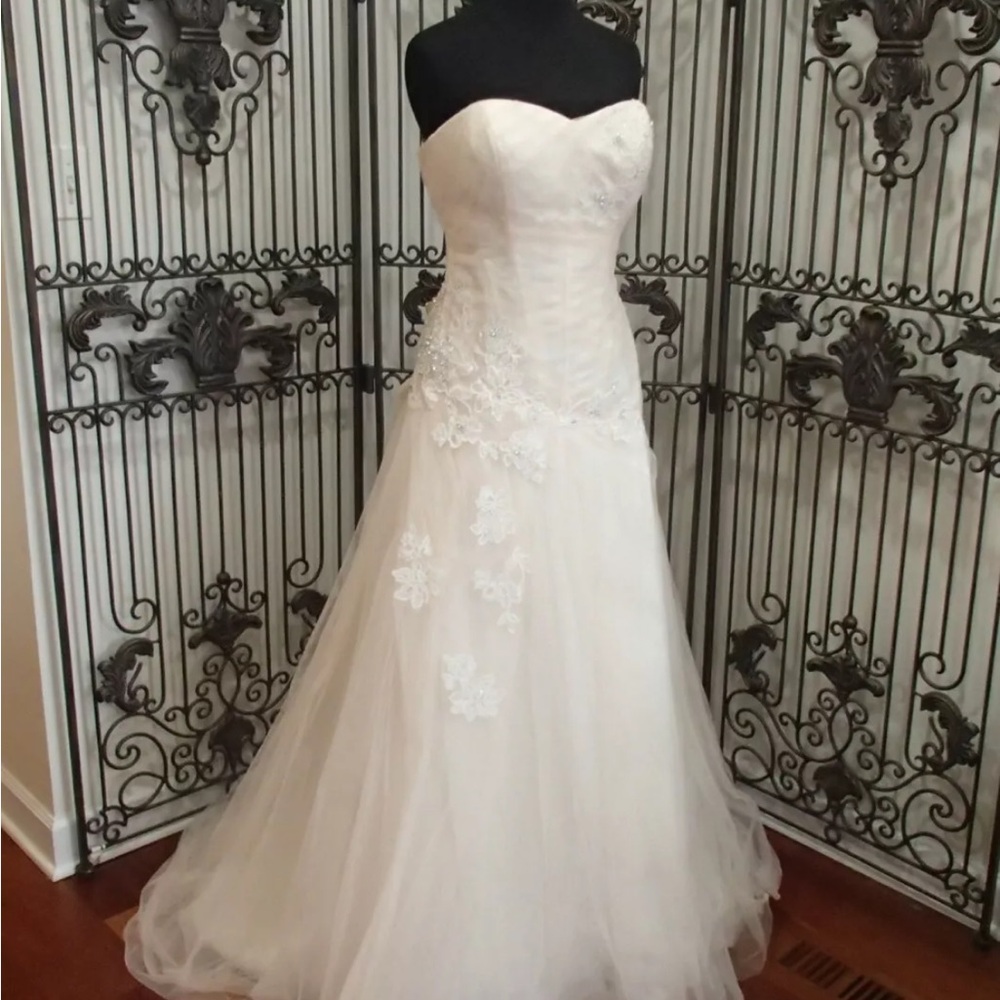 Elegant Strapless Wedding Dress with Floral Lace